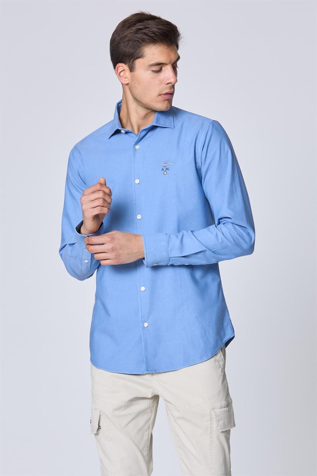 Camisa de hombre entallada de algodón oxford, celeste - Imagen 1