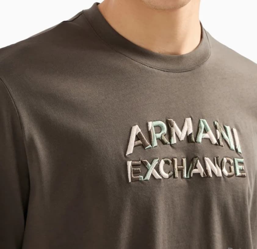 Camiseta manga corta de hombre Armani Exchange con logo de camuflaje - Imagen 2